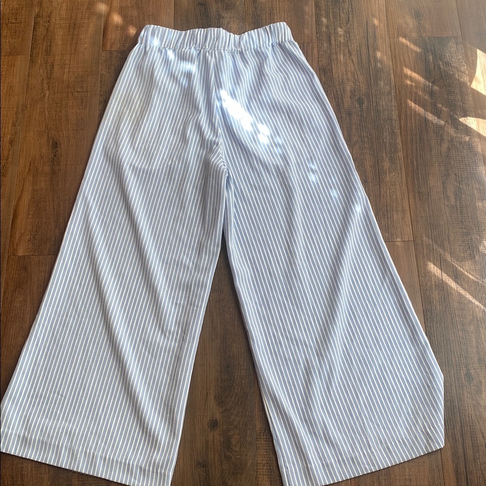 H&M Blue Striped and Floral Tan Capris - Picture 4 of 16
